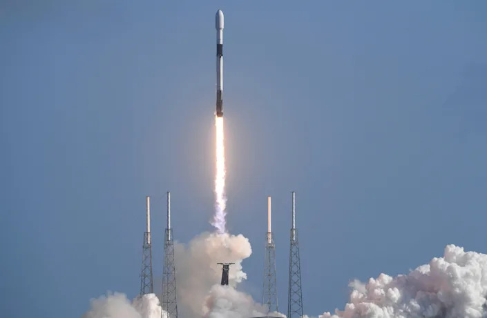 Poking fun at Russia, SpaceX launches Starlink internet satellites from Florida